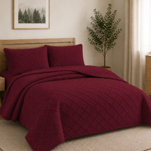 Cuvertura matlasata dimensiunea 160x230 cm si 1 fata de perna 50x70 cm, uni-model romburi, culoare grena