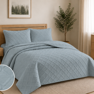 Cuvertura matlasata dimensiunea 160x230 cm si 1 fata de perna 50x70 cm, uni-model romburi, culoare gri deschis