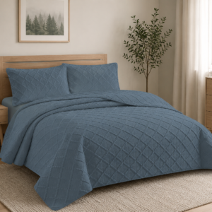 Cuvertura matlasata dimensiunea 160x230 cm si 1 fata de perna 50x70 cm, uni-model romburi, culoare gri antracit