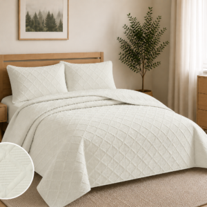 Cuvertura matlasata dimensiunea 160x230 cm si 1 fata de perna 50x70 cm, uni-model romburi, culoare ivoire